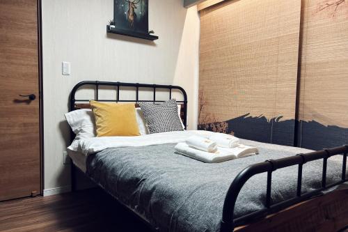 东京Ueno Park Asakusa Temple Ueno Family Inn的一间卧室配有黄色和白色枕头的床