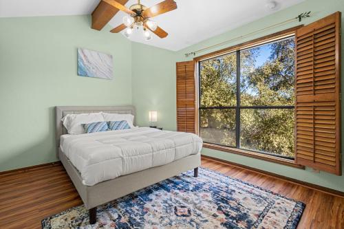 圣安东尼奥Villa Española的一间卧室设有一张床和一个大窗户