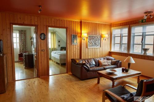 Stokkseyri赫巴民宿的客厅配有沙发和桌子