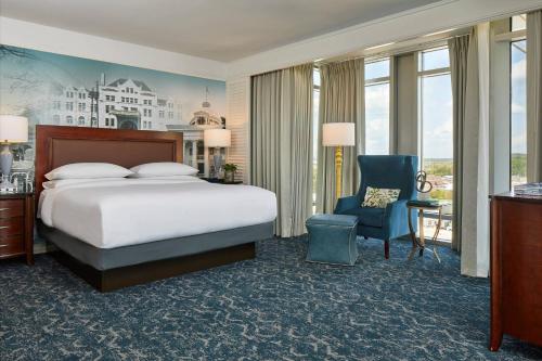 蒙哥马利蒙哥马利会议中心万丽Spa酒店的配有一张床和一把椅子的酒店客房