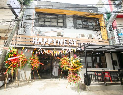 宿务HappyNest Hostel Cebu的大楼前有幸福的乱象的餐厅