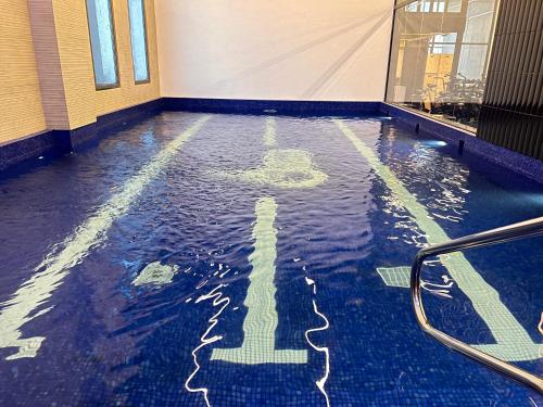 科威特Garden Hotel的水面上的游泳池