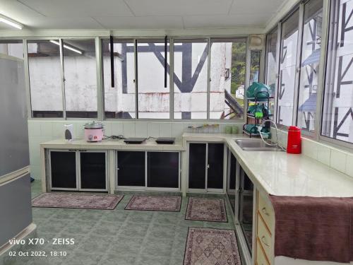 丹那拉打Bani's Penthouse (Homestay Cameron Highlands)的厨房设有窗户、水槽和柜台