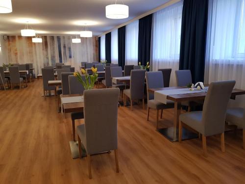 亚沃日诺布罗剑酒店的用餐室设有桌椅和窗户。