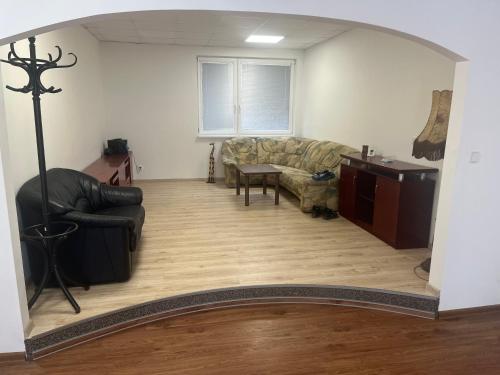 RačiceUbytovna Rakovec的客厅配有沙发和桌子