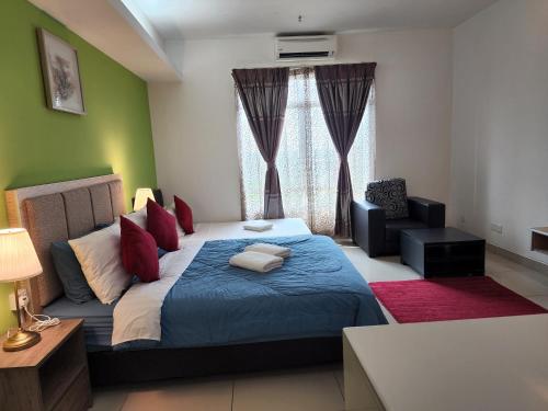 哥打巴鲁The Viana Apartment 2的卧室配有床、椅子和窗户。