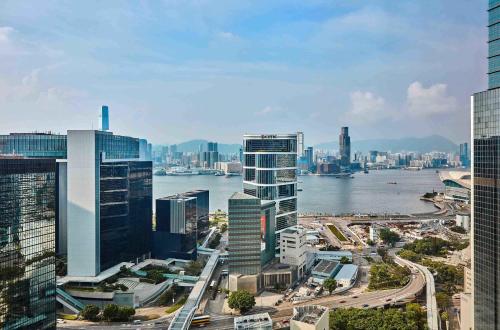 香港香港JW万豪酒店的享有河流和建筑的城市美景