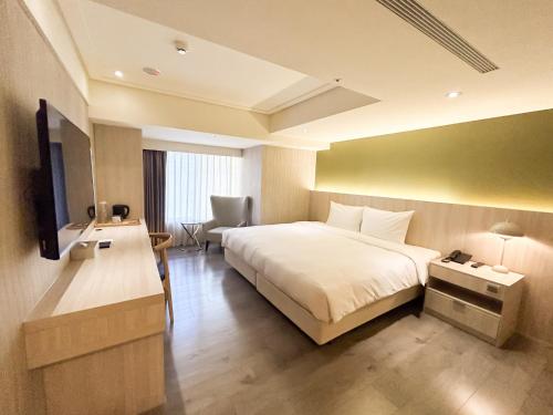 台中市叶绿宿．茶觉旅的酒店客房,配有床和电视