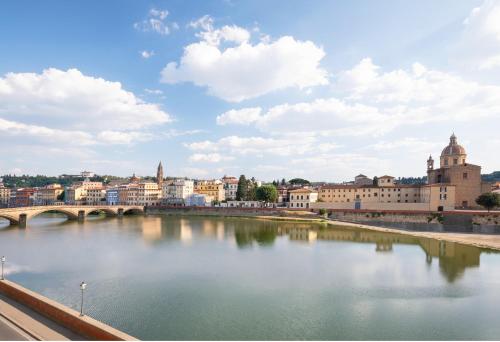 佛罗伦萨佛罗伦萨瑞吉酒店的城市中河流与桥梁的景色
