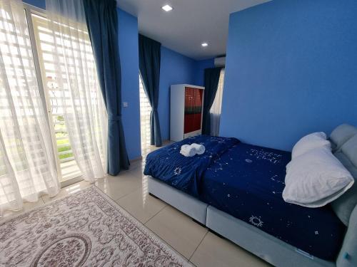 LabuAluha Homestay Sendayan with Swimming Pool的蓝色的卧室,配有一张蓝色墙壁的床