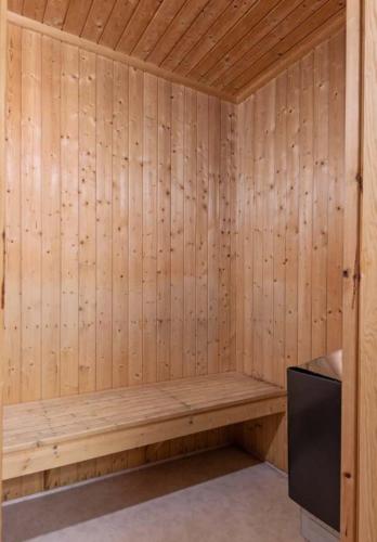 特吕西尔Trysil - Ski in/out的一间带电视的木制桑拿浴室