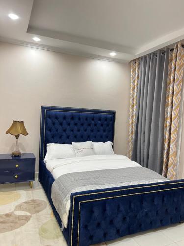 埃尔多雷特Regency Stays的卧室内的蓝色床,带蓝色床头板