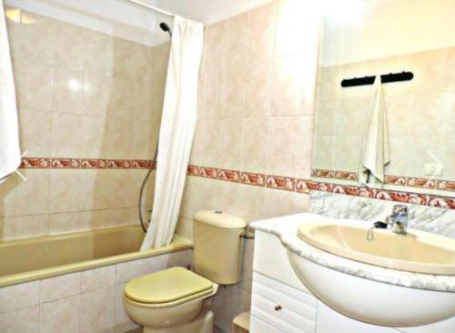 塔扎克蒂Apartamento El Tejar的浴室配有卫生间、盥洗盆和浴缸。