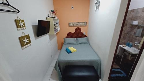 特赖里Casinha guagiru的小房间设有一张床和一把椅子