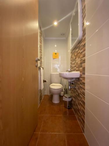 阿尔热祖尔Apartment Praia Arrifana with BALCONY and SEA VIEW的一间带卫生间和水槽的小浴室