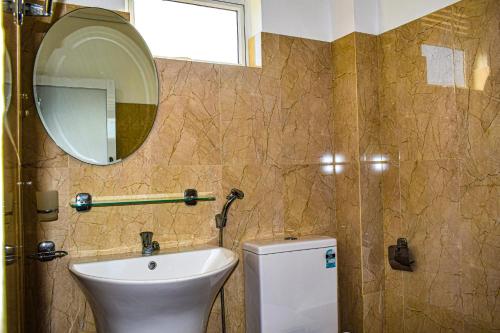 亭可马里Catamaran6 Guest Inn的一间带水槽、镜子和卫生间的浴室