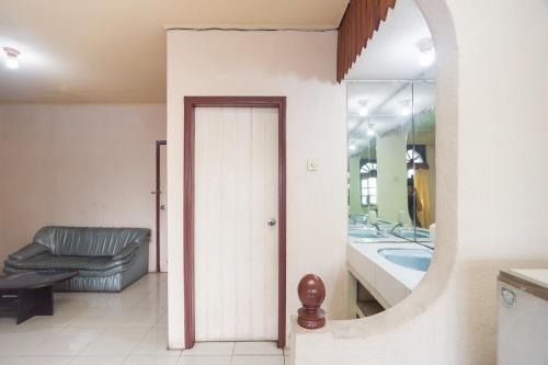 PaalmerahRedDoorz @ Jalan Jendral Sudirman Jambi 2的一间带镜子和浴缸的浴室