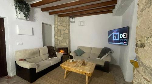格拉茨莱马Casa Lucas的带沙发、桌子和电视的客厅