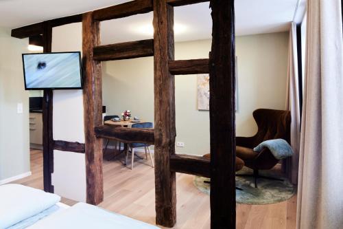 富尔达Fachwerk-Romantik am Dom的客厅配有大型木制框架镜