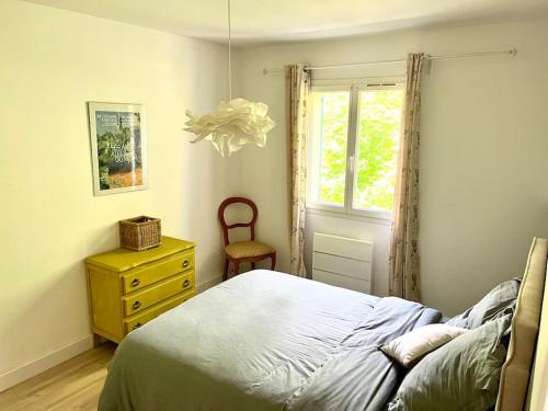 卡斯特拉讷Maison à Castellane的一间卧室配有一张床、一个梳妆台和一扇窗户。