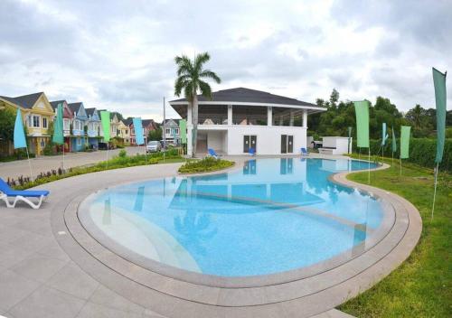 4BR Townhouse at PonteFino Residences Batangas City内部或周边的泳池