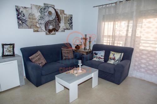 特乌拉达APARTAMENTO ZEN. TEULADA. LIVE IT COSTABLANCA的客厅配有2张蓝色的沙发和1张桌子