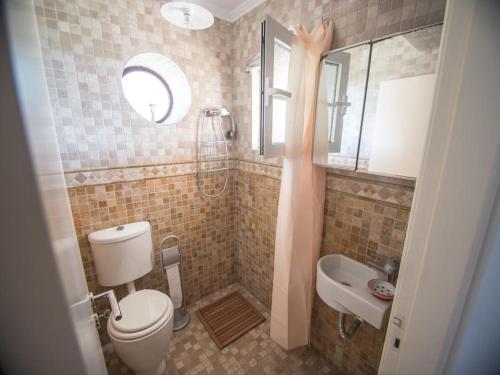 菲盖拉-达福什Casa na Floresta的一间带卫生间和水槽的小浴室