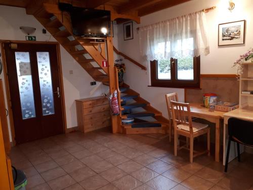 KožljekTourist Farm Znidarjevi的客房设有楼梯、桌子和书桌