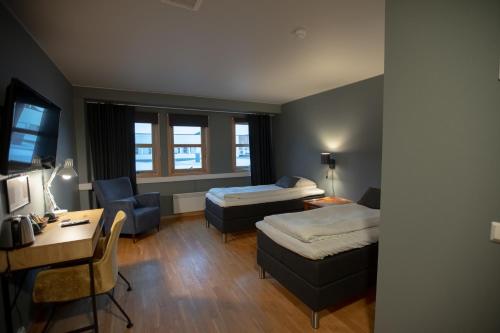 阿尔塔Canyon Hotell的酒店客房配有两张床和一张书桌