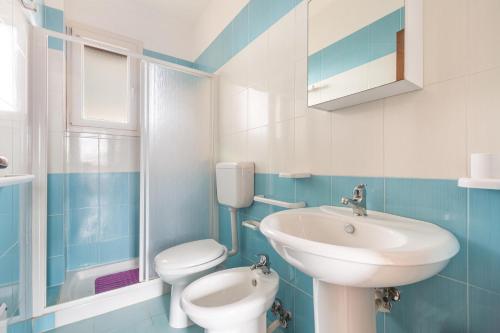 托雷莫泽Casa La Torre by BarbarHouse的蓝色和白色的浴室设有水槽和卫生间