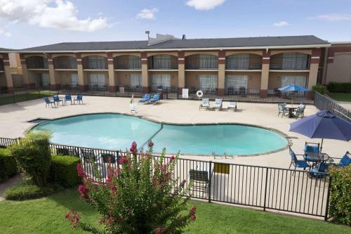 俄克拉何马城Howard Johnson by Wyndham Oklahoma City OKC Airport, Fairgrounds, I40的大楼前的大型游泳池