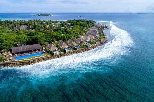 北马累环礁Sheraton Maldives Full Moon Resort & Spa的海滩上的度假村的空中景致