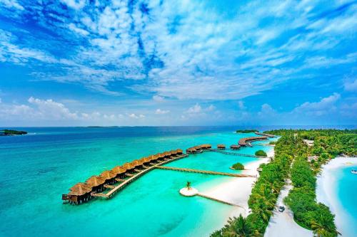 北马累环礁Sheraton Maldives Full Moon Resort & Spa的海滩上的度假村的空中景致