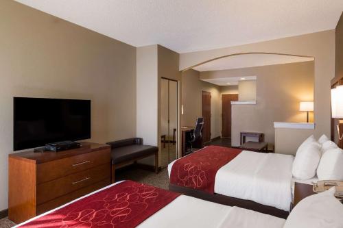 北不伦瑞克Comfort Suites Near University的酒店客房设有两张床和一台平面电视。