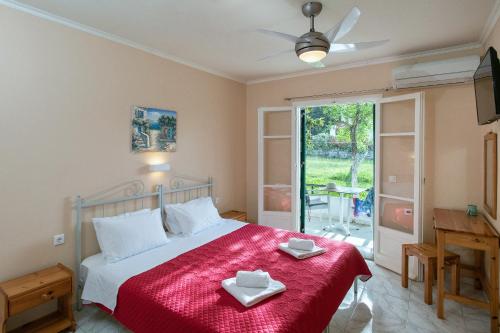 卡西奥皮达马斯基斯一室公寓的一间卧室配有一张带红色毯子的大床