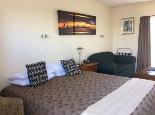 帕拉帕拉乌姆海滩阿苏尔卡皮蒂阁汽车旅馆的一间卧室配有一张沙发床和一台电视