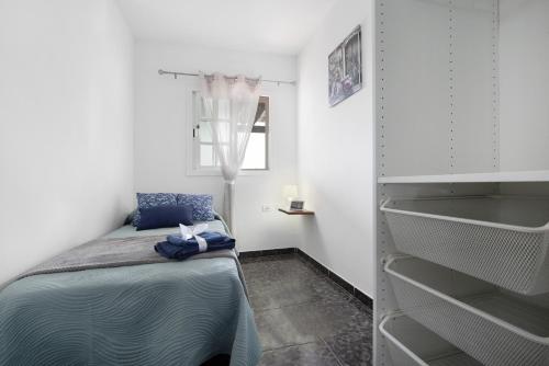 TesejeragueCasa Majos的一间带一张床和一个衣柜的小卧室