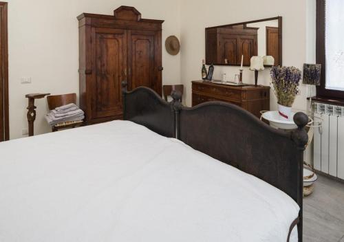 Santa GiulettaBorgo Santuletta的一间卧室配有一张床、梳妆台和镜子