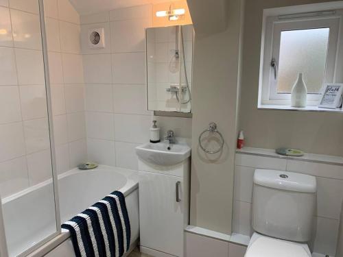奥尔弗里顿Modern 2-Bed House and Parking Tibshelf Derbyshire的浴室配有卫生间、盥洗盆和淋浴。