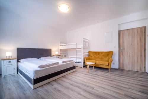 伏尔塔瓦河畔利普诺Apartment 123-2 Lipno Home的一间卧室配有一张大床和一把椅子