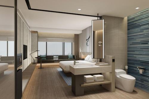 丹阳丹阳万枫酒店的一间带床、水槽和卫生间的浴室