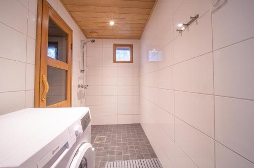 列维Reininlaakso Ainola的浴室配有洗衣机和烘干机。