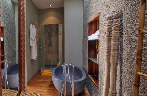 San Juan BautistaThe Giri Residence的一间带两个浴缸和石墙的浴室