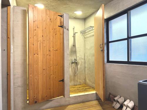 小琉球岛燕燕青年旅店的带淋浴的浴室和木门