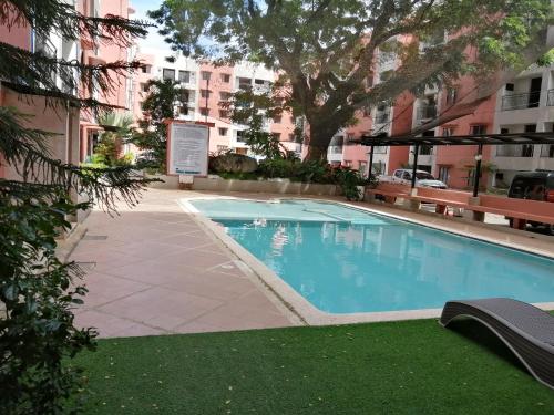 Lapu Lapu CityCondo Azur Suites E507 near Airport, Netflix, Stylish, Cozy with swimming pool的一座建筑物中央的游泳池