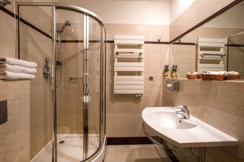 胡博图斯热舒夫酒店的一间浴室