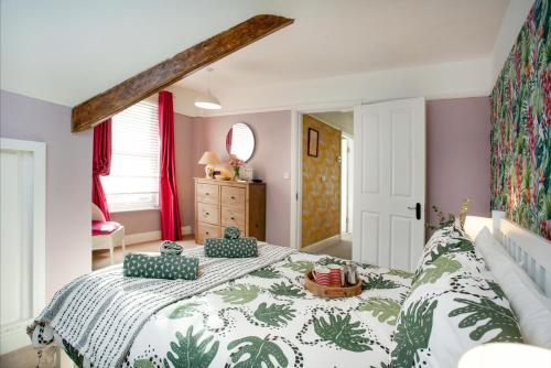 巴德利索尔特顿The Roost的一间卧室配有一张带绿色和白色棉被的床