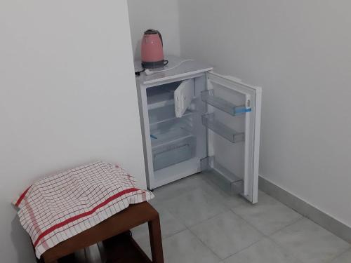 萨普伦纳拉弗兰卡萨普伦纳拉公寓的一台小冰箱,其门在房间内打开