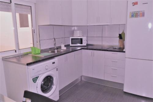 圣克鲁斯-德特内里费城市公寓的白色的厨房配有洗衣机