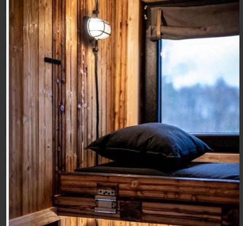 阿佩勒恩Tiny House Calido的客房设有带窗户和枕头的床。